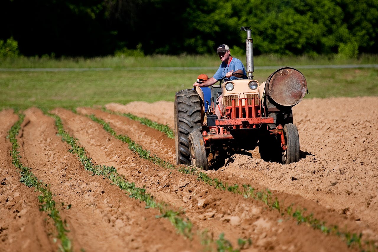Programul Rabla pentru tractoare 2025. Ce trebuie să ştie fermierii care vor să îşi cumpere un tractor nou cu subventie de la stat