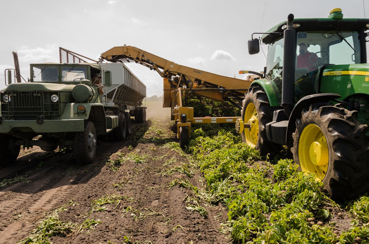 Utilaje utilizate pentru recoltare, indispensabile in agricultura, fotografiate pe camp